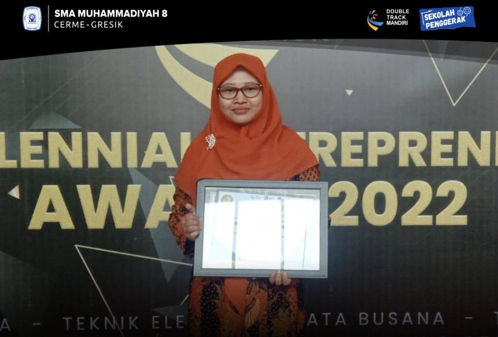 Sukseskan Program Double Track Mandiri, SMA Muhammadiyah 8 Gresik Raih Penghargaan Millenial Intrepreneur Award 2022