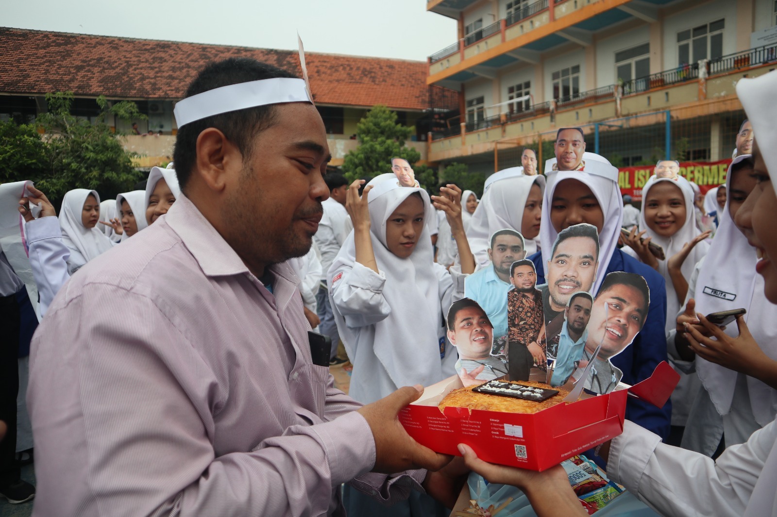 Ungkapan Kasih di Peringatan Hari Guru, Siswa SMAMDELAGRES Bikin Kreasi Topi Bergambar Wali Kelasnya