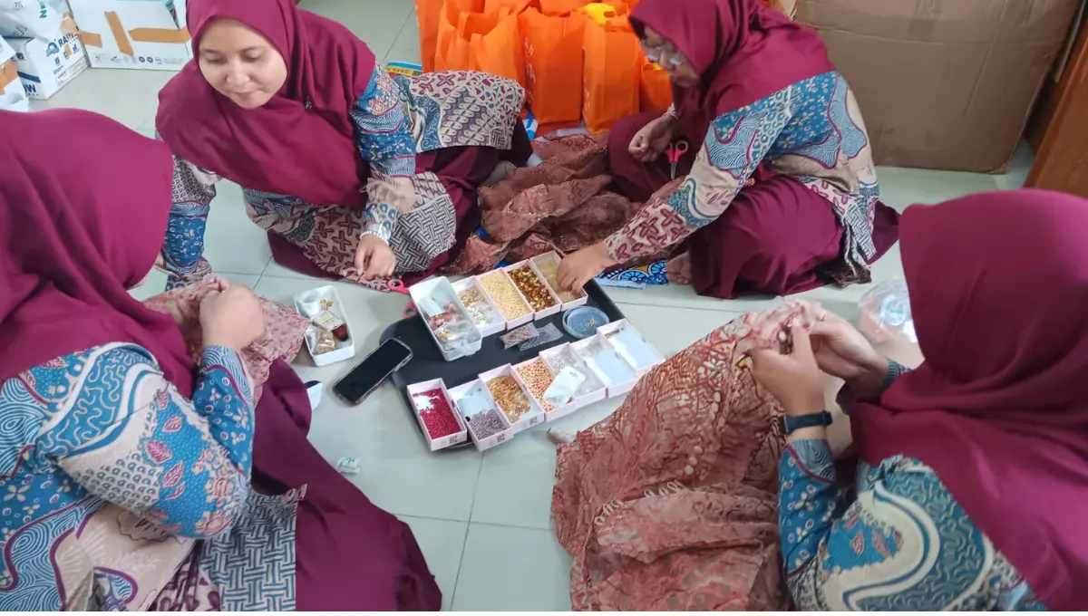 Seragam Lama, Sentuhan Baru: Dedikasi Guru Smamdela Menyambut Haflah Akhirissanah